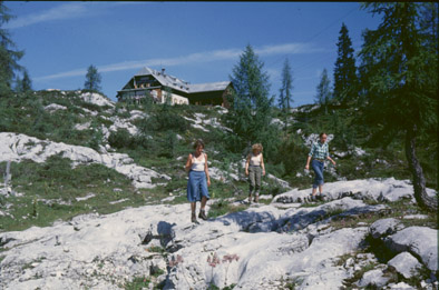 [Foto: Das Appelhaus mit den drei 'Moadln' C. Wiemer, Gisela Rothaupt, Sibylle Wolfgramm. Foto: Andre Abele.]